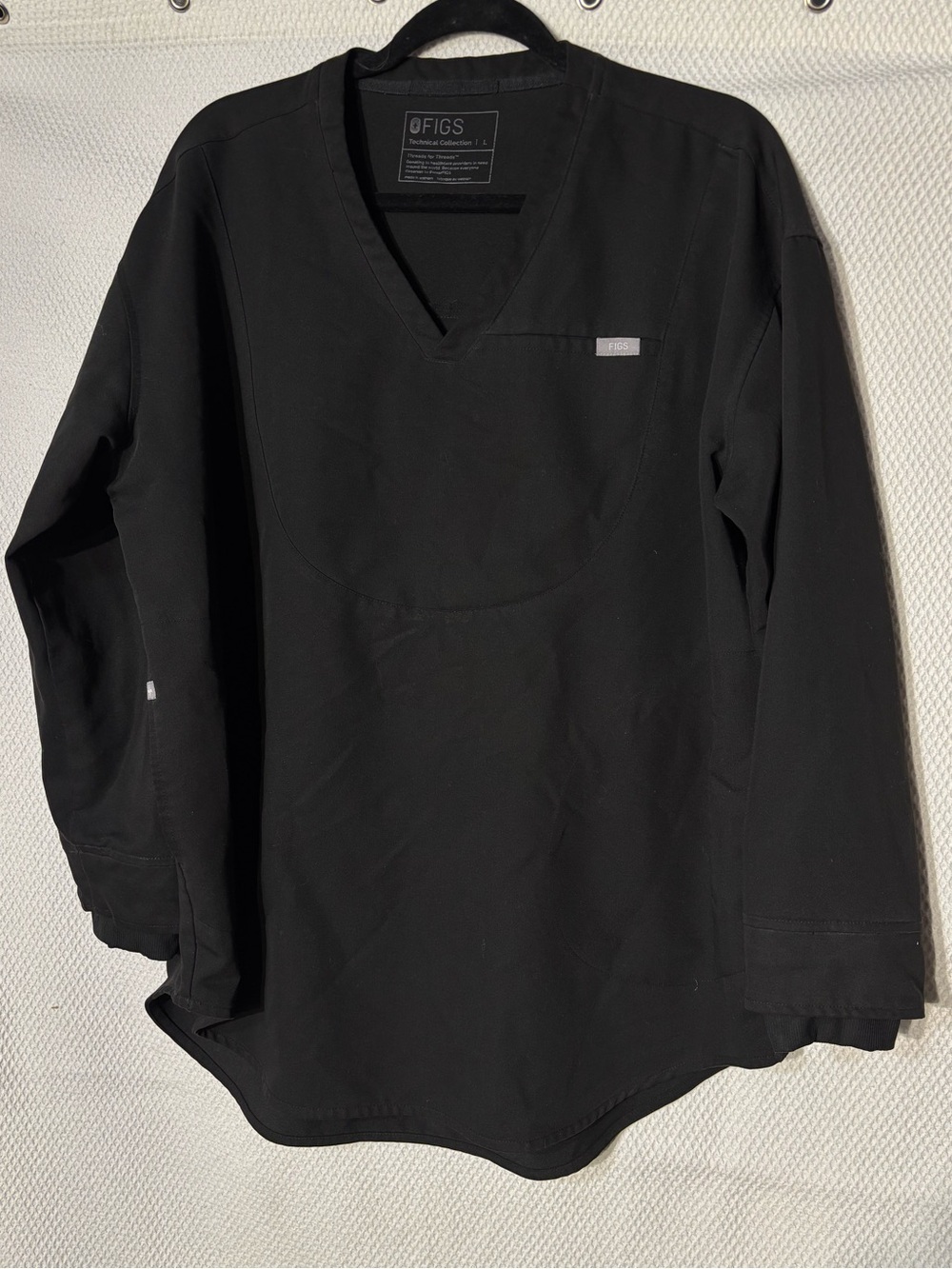 FIGS Sz L Black Long Sleeve V-Neck Top Technical Collection Pockets Tulip Hem